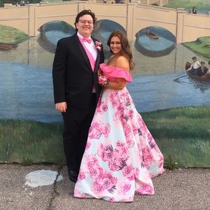 I am selling my gorgeous prom dress!